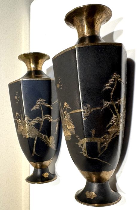Par de pequenas antigas jarras japonesas em bronze lacadas e cinzelada