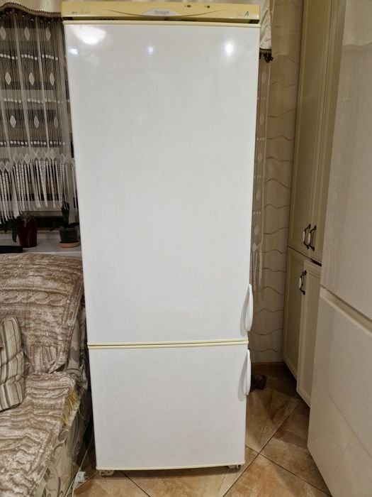 Холодильник б/у напівробочий. Можна на запчастини