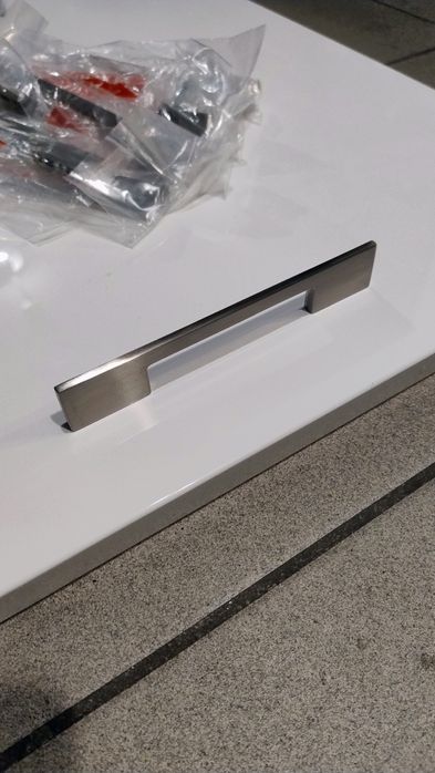 Uchwyt meblowy metalowy (szczotkowany chrom)