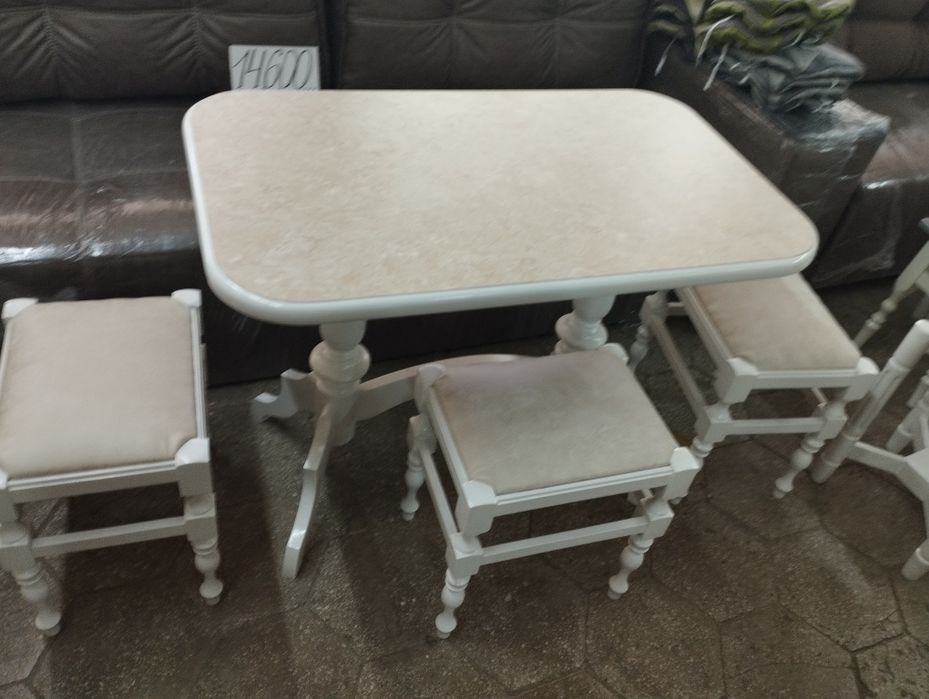 Стіл кухонний і 4 табуретки