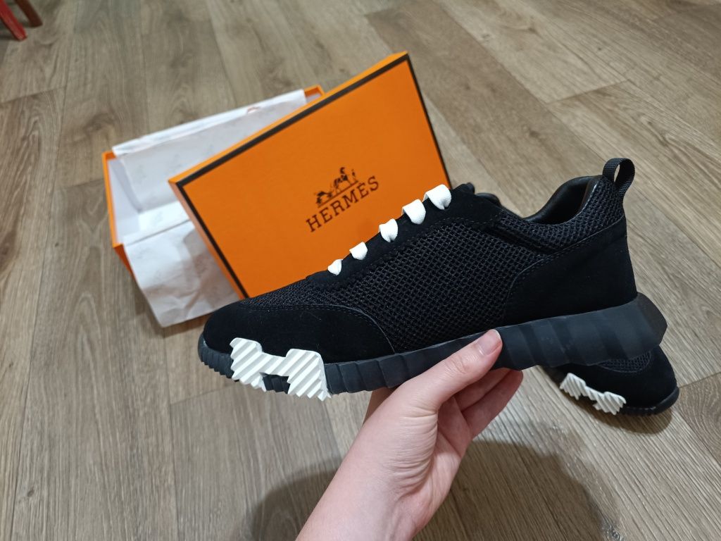 Кросівки Hermes.