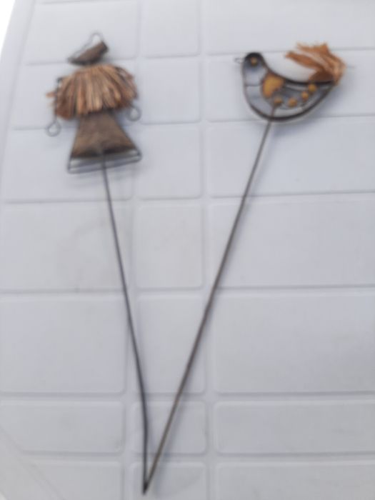 Objectos decorativos em arame e palha