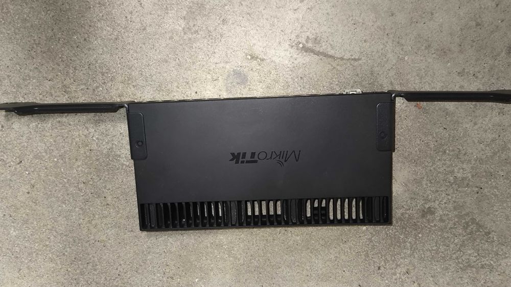 Router MikroTik RB4011iGS+RM
