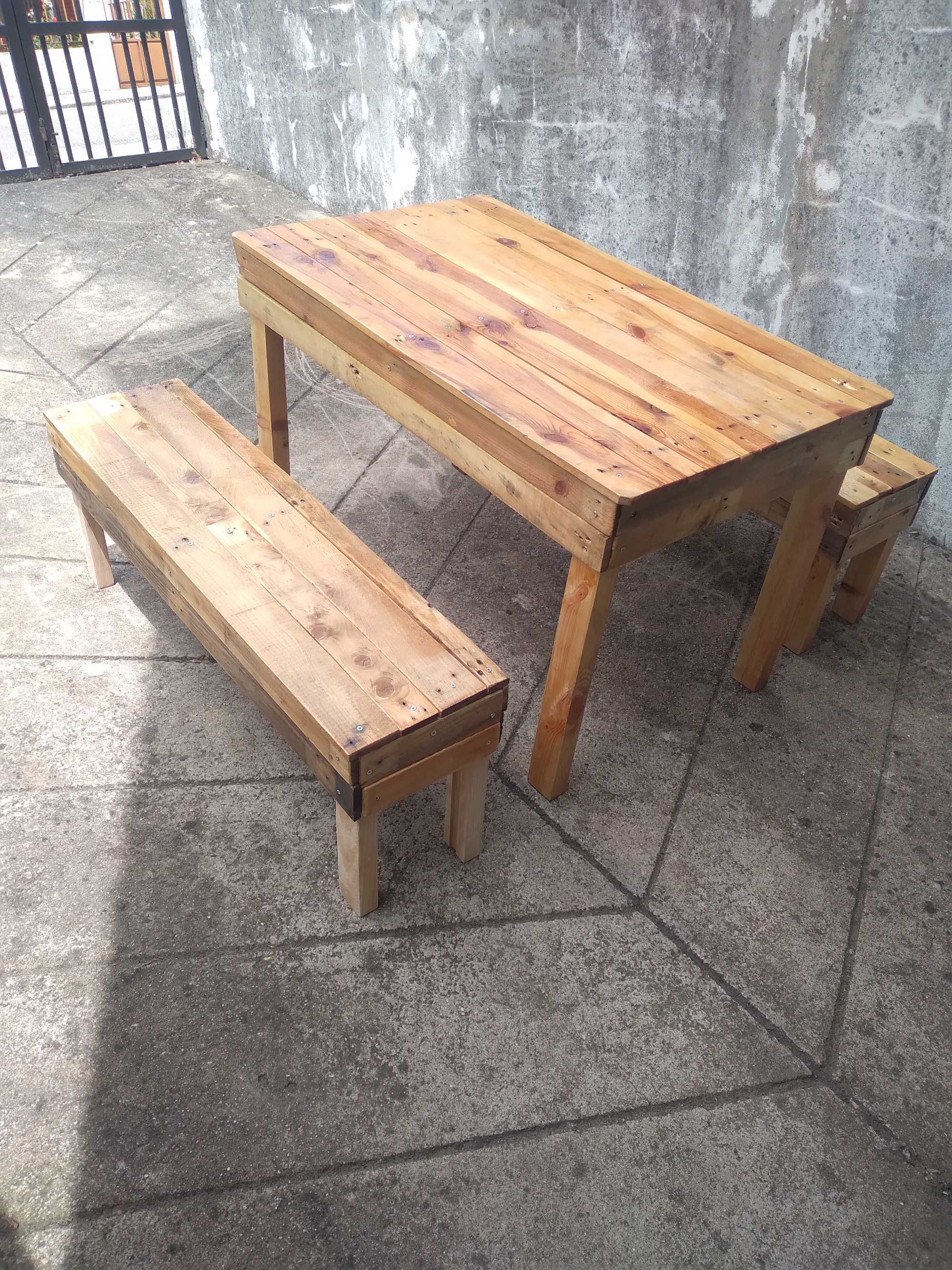 Mesa com bancos feitos em paletes