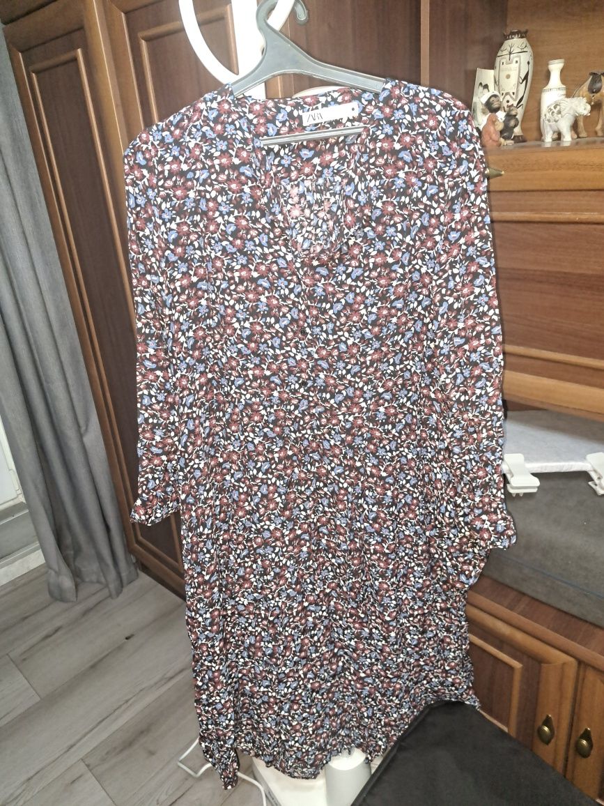 Платье Zara ,размер L, было куплено в Германии, надевала пару раз.