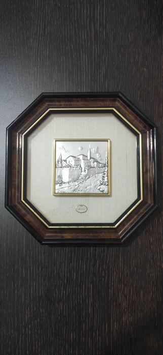 Quadros prata de relevo.