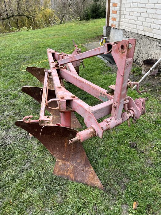 продам плуг трьохкорпусний