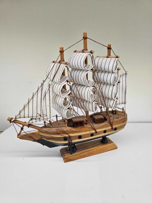Drewniany żaglowiec dekoracyjny