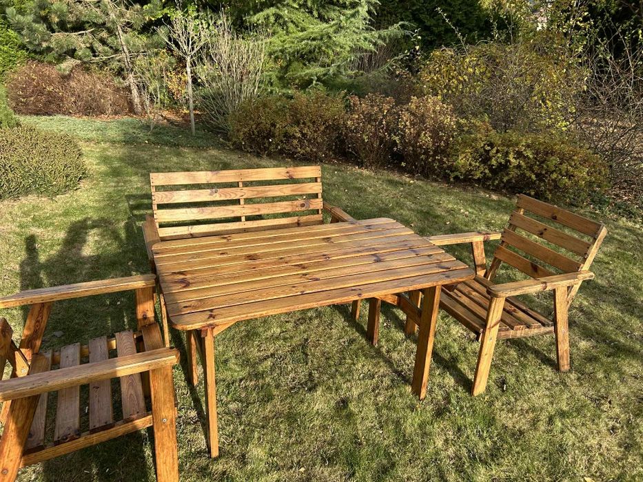 Drewniany zestaw ogrodowy: stół, ławka i dwa krzesła