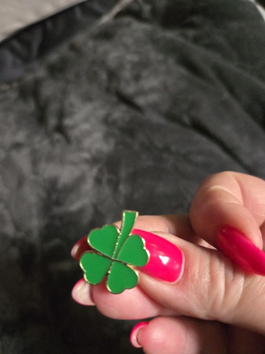 Przypinka koniczynka.