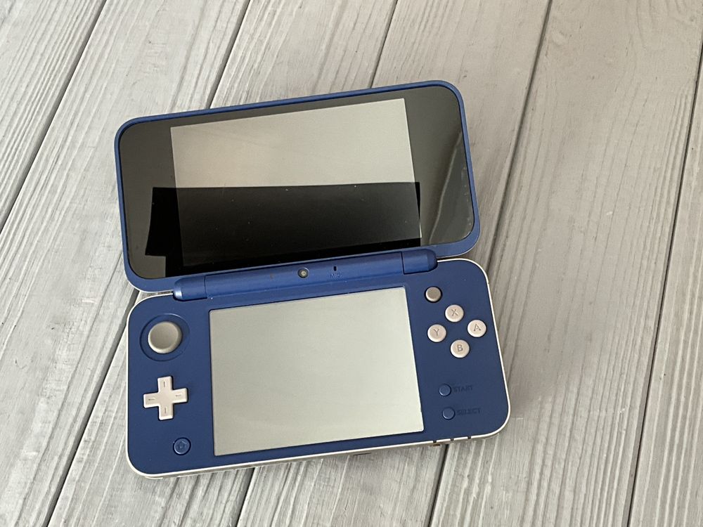 New Nintendo 2DS XL Zelda Hylian Shield Edition