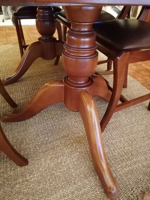 Mesa de refeições e 6 cadeiras em cerejeira