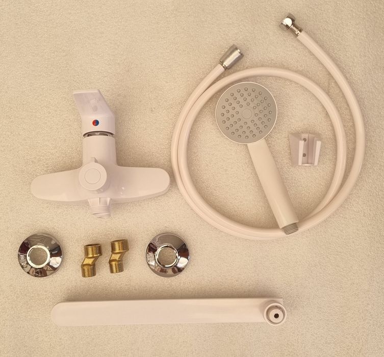 Новий змішувач для ванної білого кольору з комплектом ізТЕРМОПЛАСТИКУ