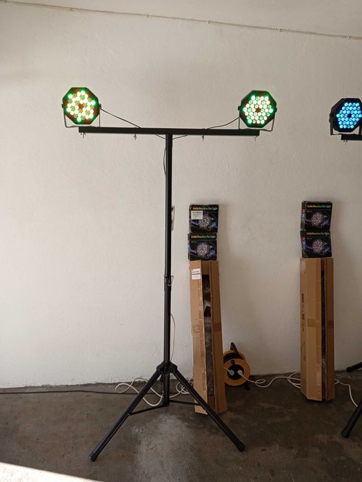 2 Tripés + 4 Projetor de palco RGB 36 LED