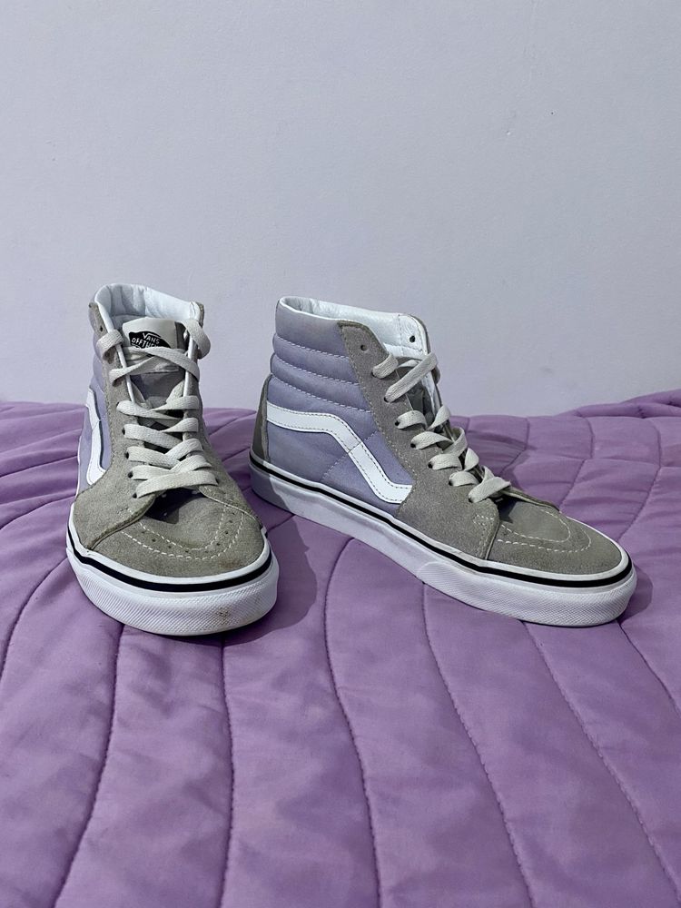 Vans lilás e cinza