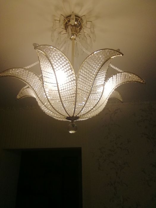Хрустальная люстра в виде цветка. Элегантная.