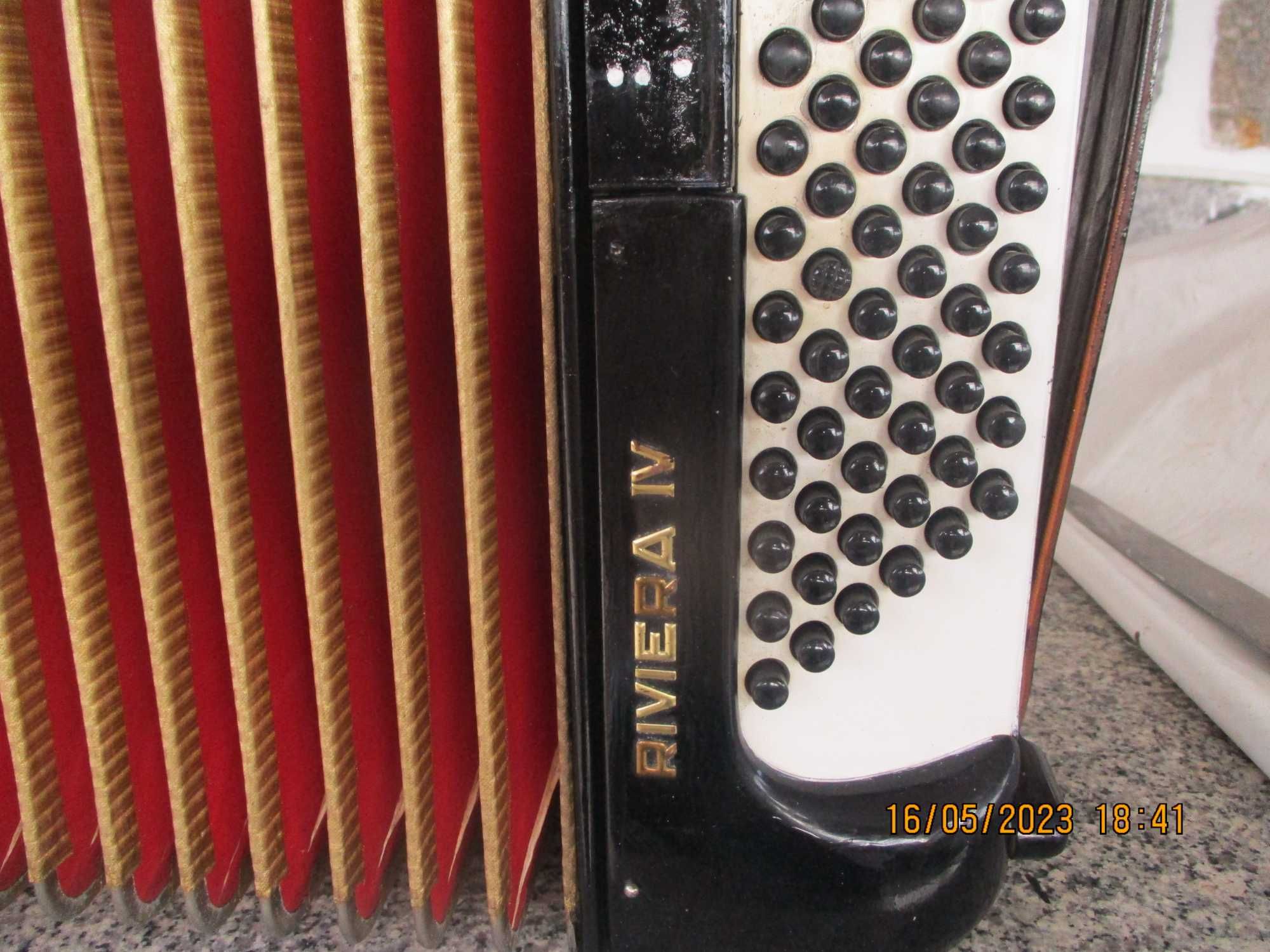 A cordeon Hohner Riviera á 4a voz, 12o baixos
