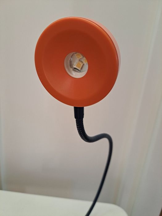 Lampka biurkowa na baterie słoneczną Ikea