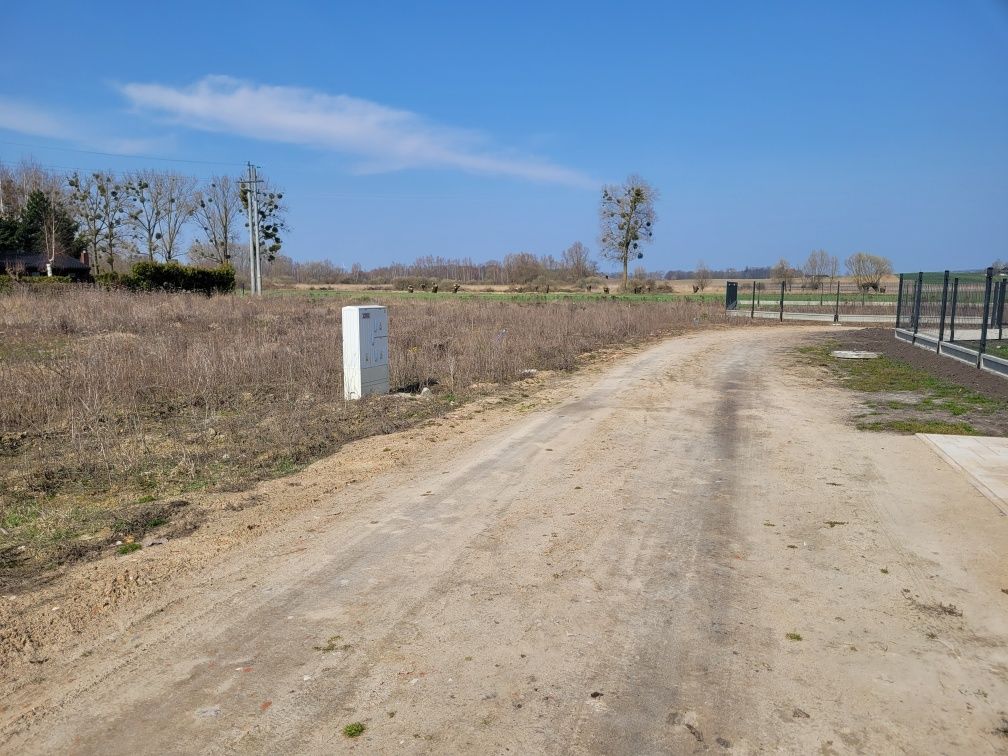 Przydwórz sprzedam uzbrojone działki nad jeziorem (woda, kan.,prąd)