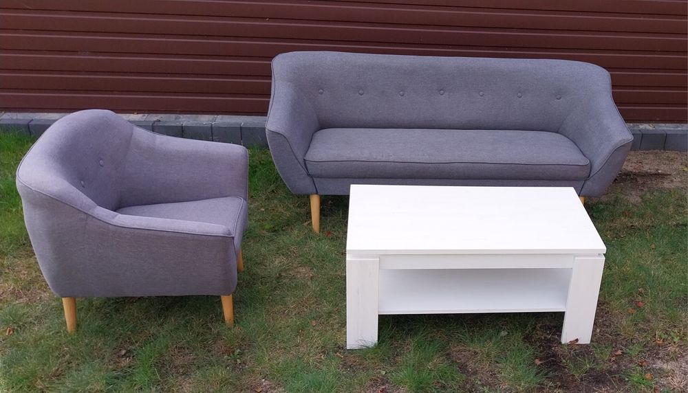 Zestaw mebli na nóżkach kanapa, fotel, stolik