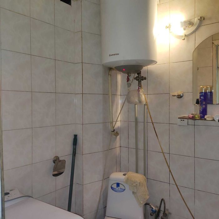 Комната для женщины на Победе-2.  Коммунальные услуги входят в цену