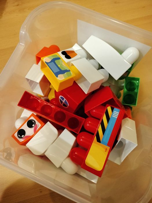 Legos em caixa com 48 peças