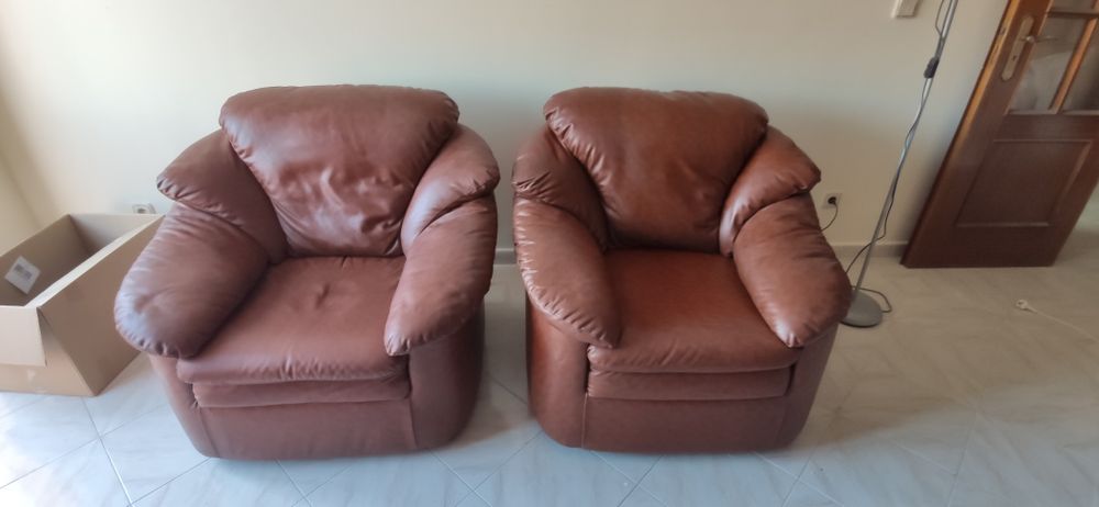 2 sofá individuais de pele castanha