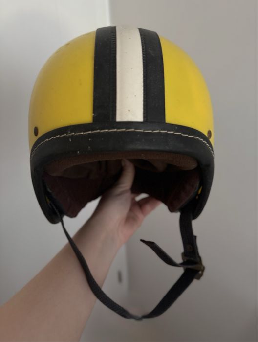 Żółty zabytkowy kask orzeszek PRL AWO MZ DDR IFA