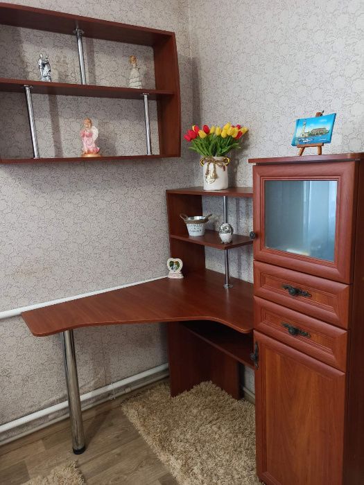 Стол с пеналом и полкой