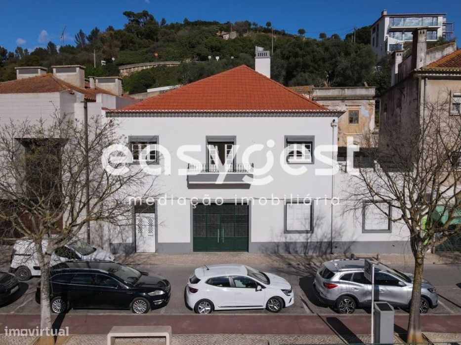 Moradia Bi-Familiar com 408 m2 15 divisões no centro de Alenquer