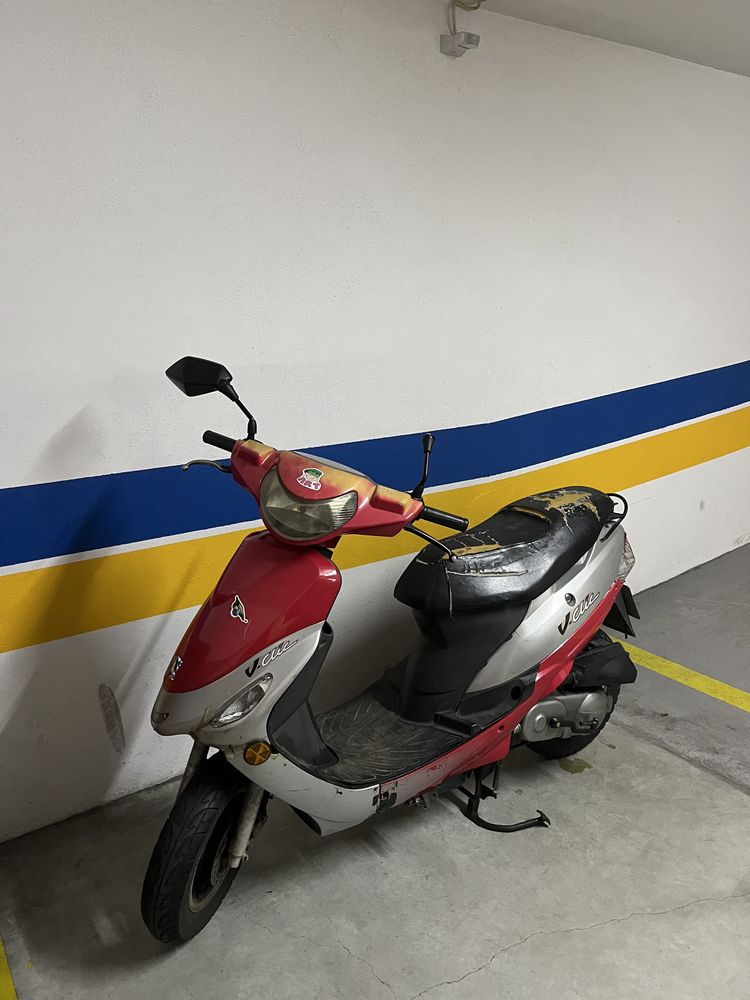 Peugeot V Clic scooter c/ avaria