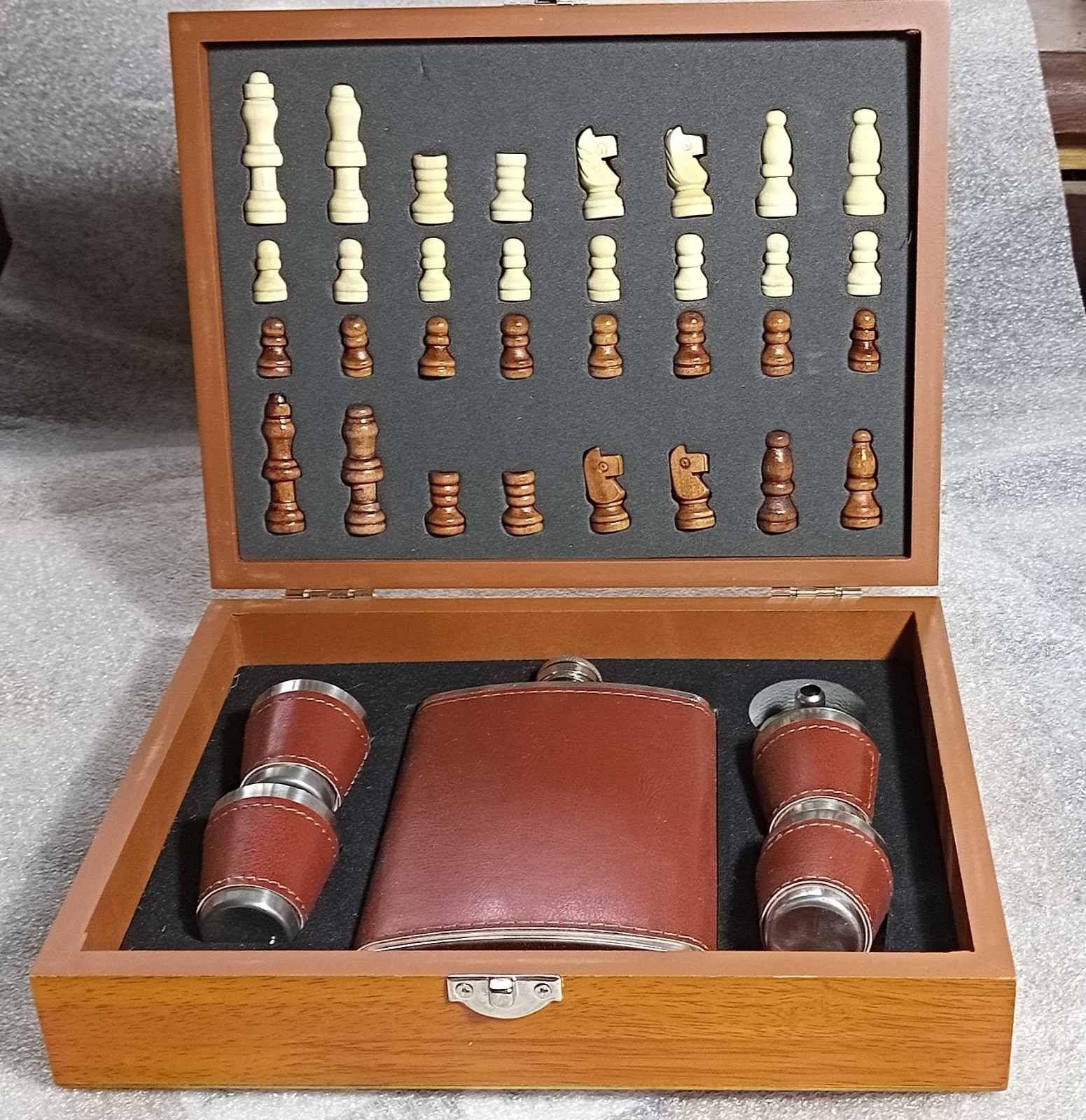 Подарочный набор фляга со стопками и шахматы