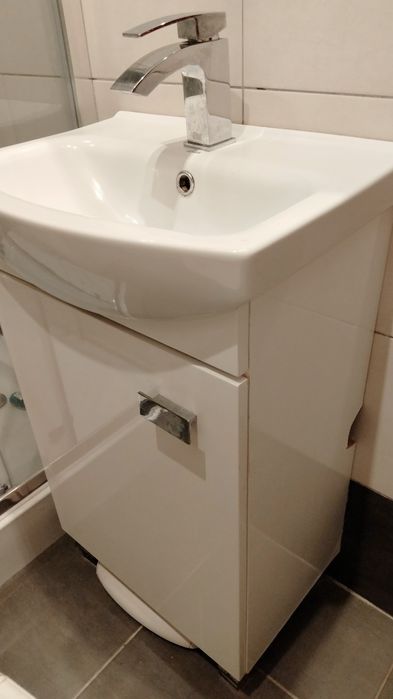Umywalka łazienkowa biała z szafką