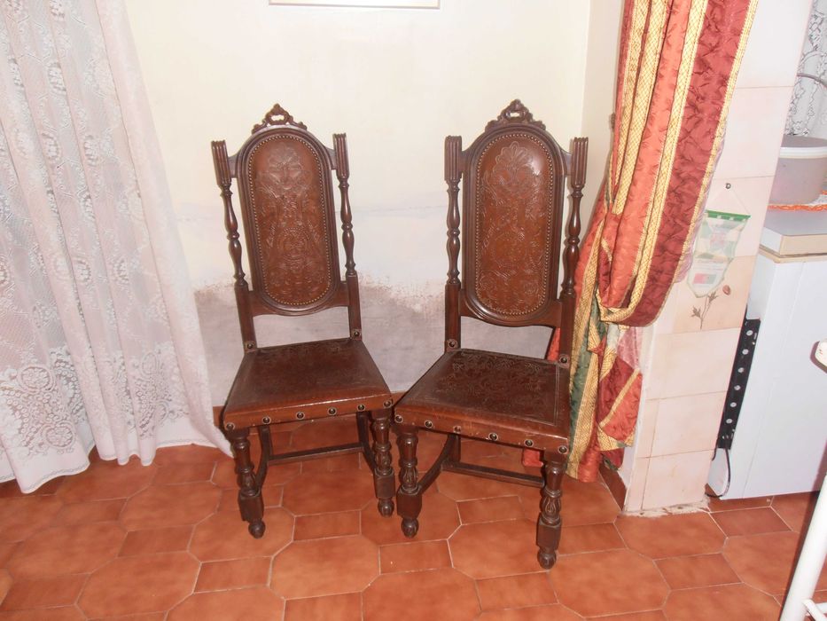 movel de sala com mesa de jantar e cadeiras