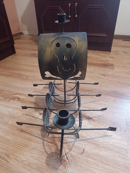 Świecznik piracki statek z metalu