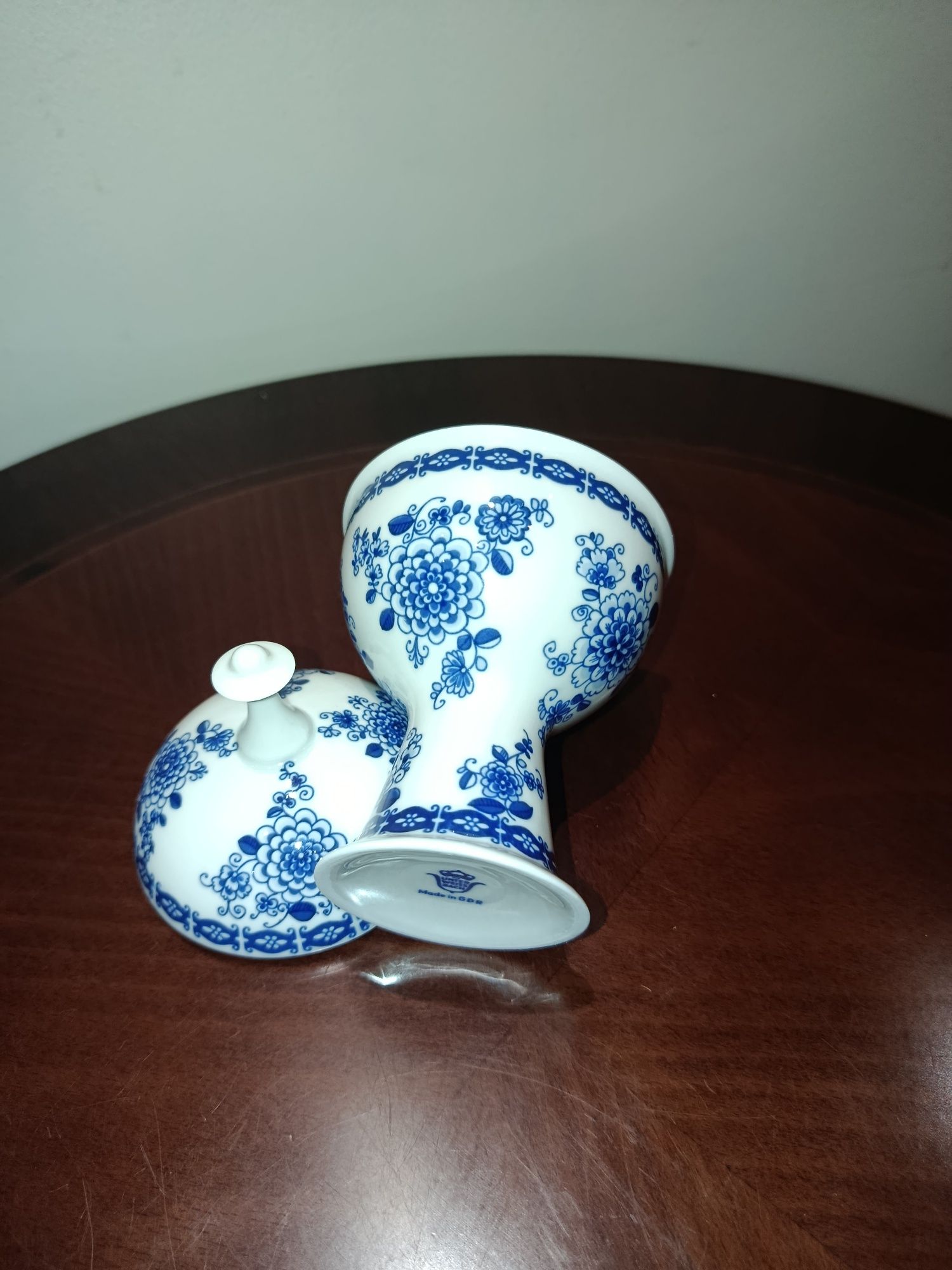 Śliczna stara amforka porcelana