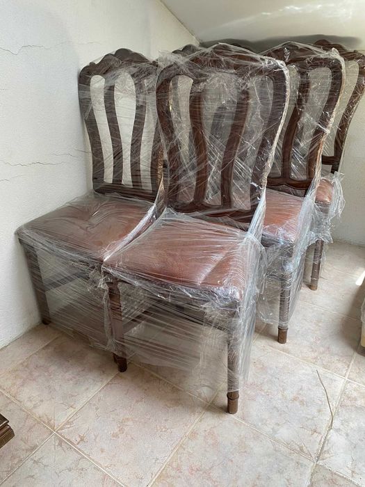 Mesa de jantar em madeira extensível e cadeiras