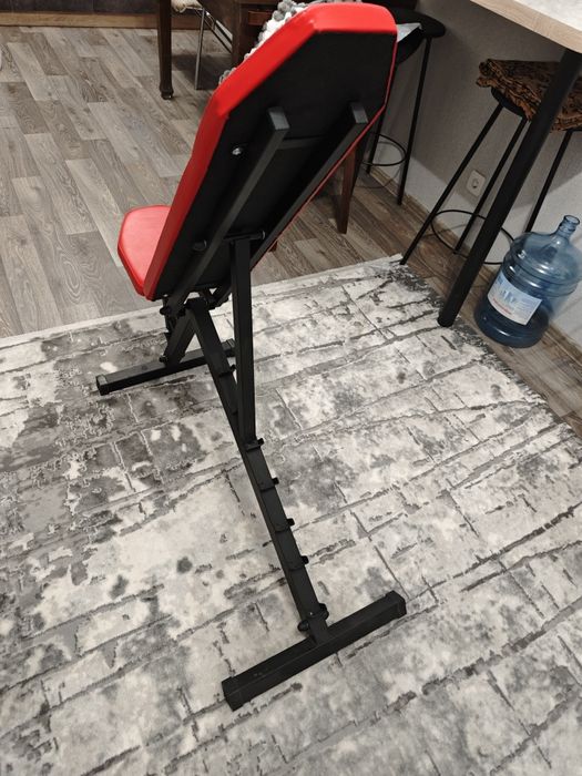 Скамья для жиму, кривий, маленький гриф штанги та гантеля з блінами .