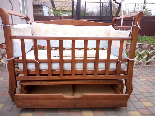 Дитяча дерев'яна кроватка