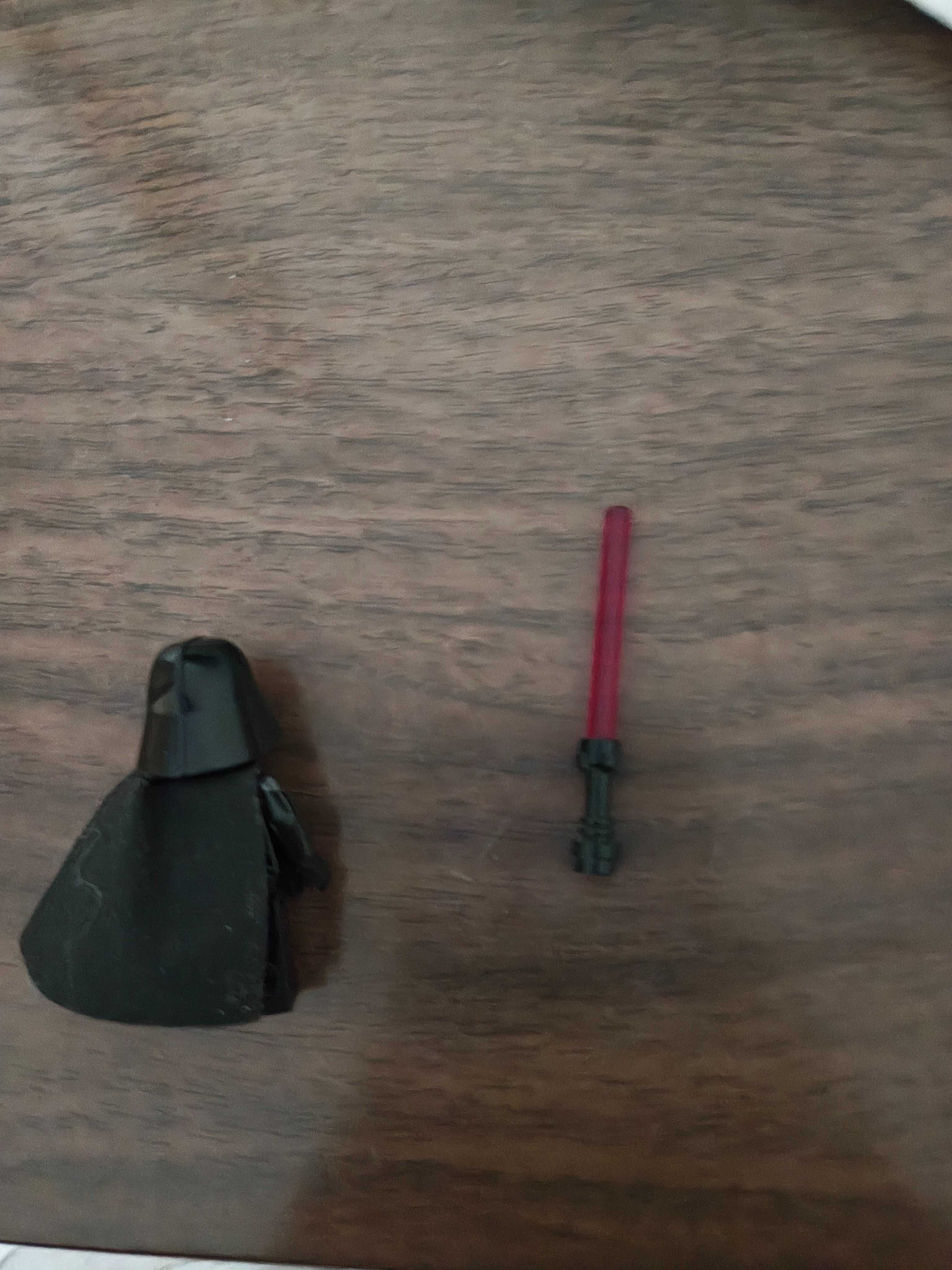 Figurka Darth Vader z swoim mieczem