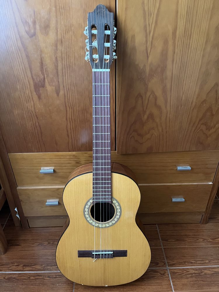 Viola clássica com afinador