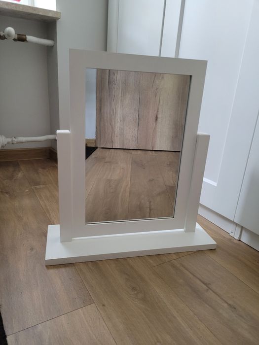 Białe biurko toaletka z lustrem