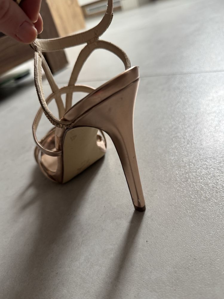 Piekne sandalki z krysztalkami Guess 39