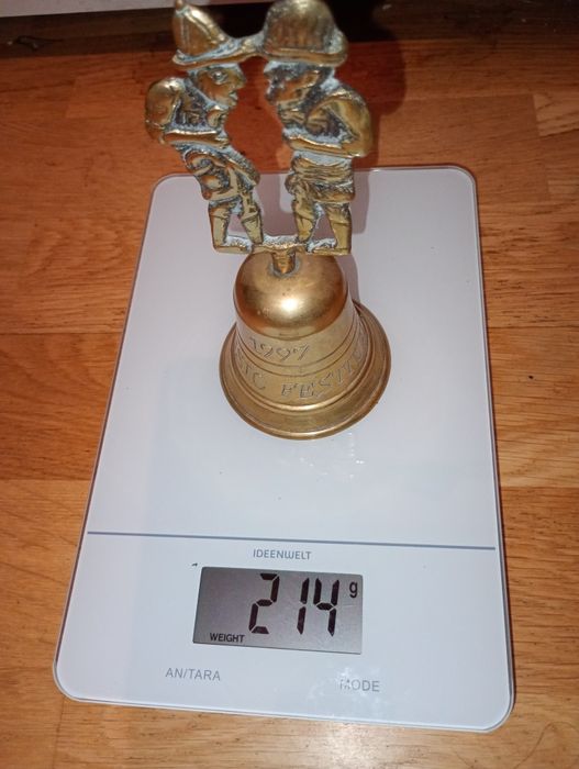 Dzwonek turecki z rzeźbą figurki