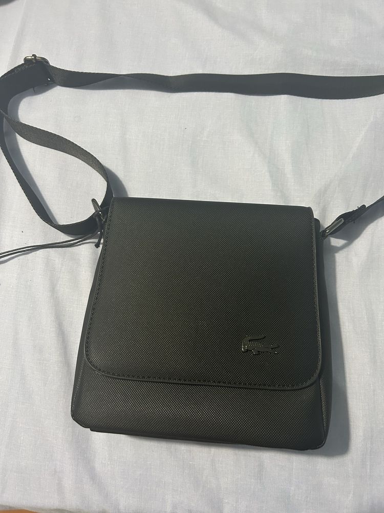 Bolsa lacoste preta e nova