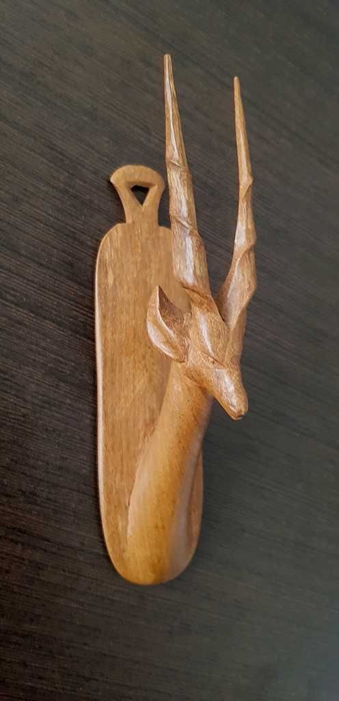Cabeça de antílope em madeira (origem: Rodésia do Sul)