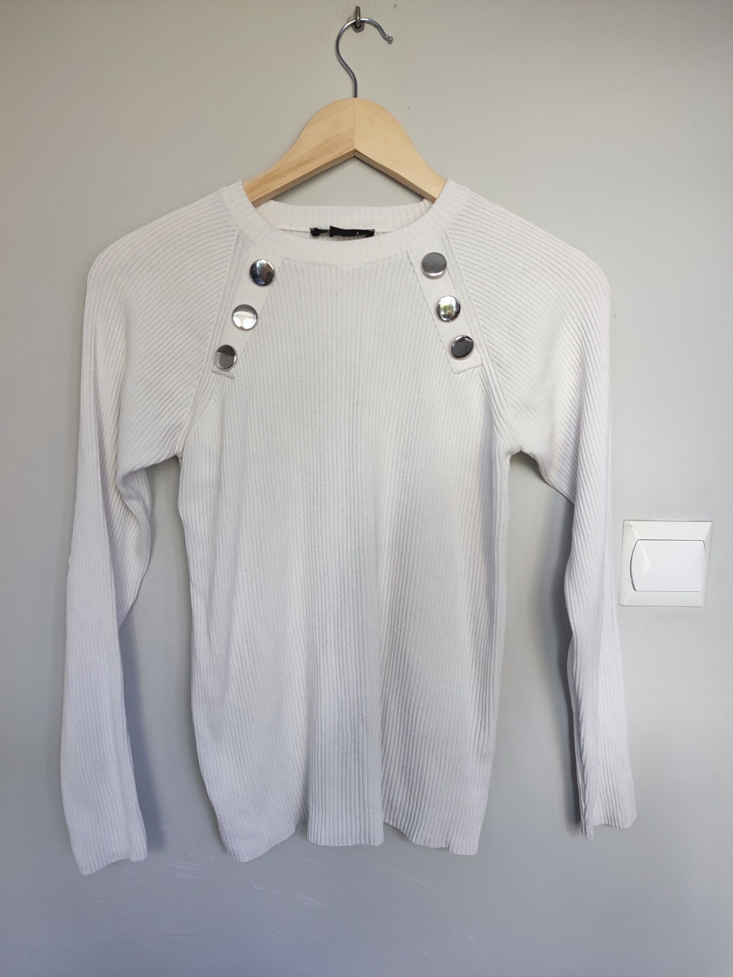 Biała prążkowana bluzka Esmara z ozdobnymi guzikami