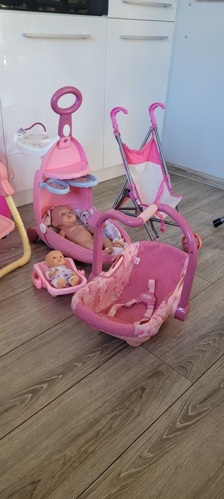 Niania, opiekunka, wózek dla lalek bobasów