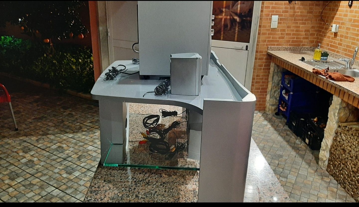 Mesa de TV com colunas