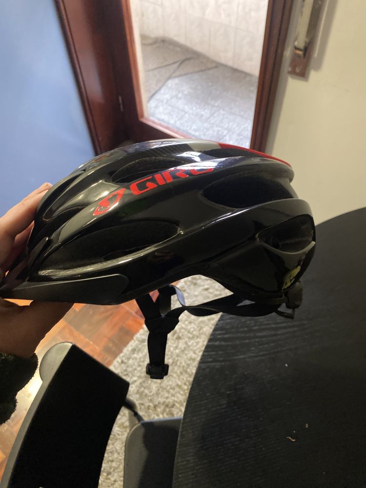 Capacete giro usado apenas 2 vez